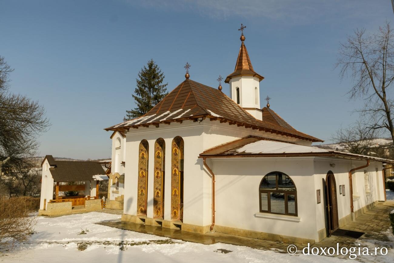 Biserica Mănăstirii Bucium, cu acoperiș de cupru și frescele sfinților pe fațadă