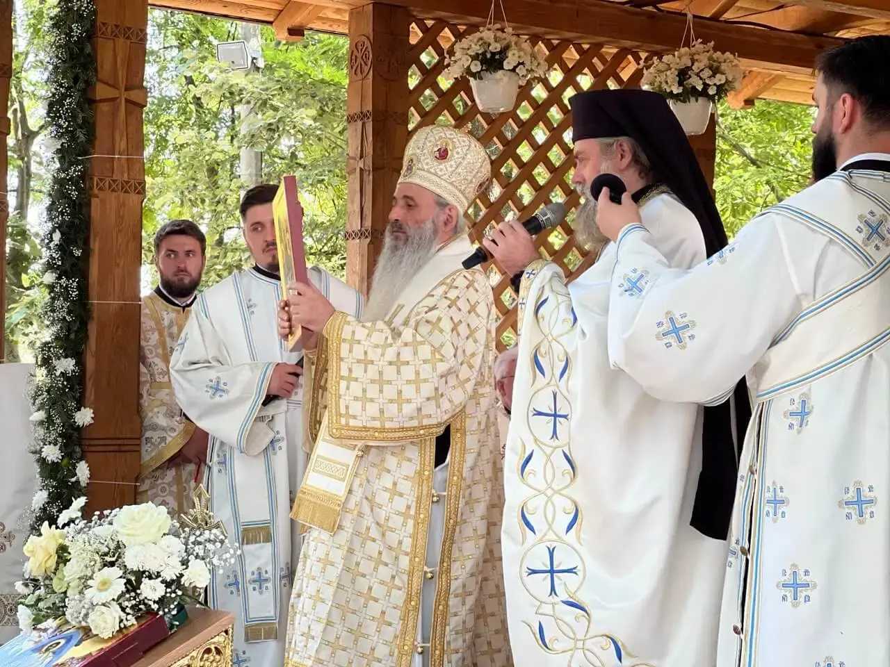 Ierarhi slujind la hramul mănăstirii