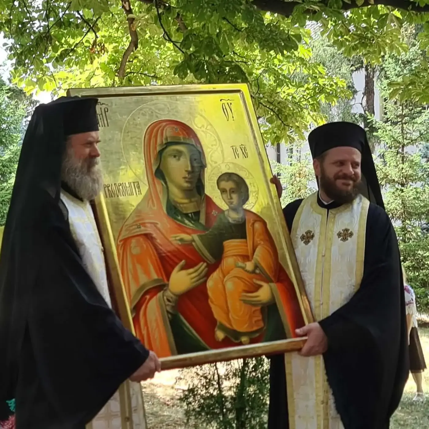 Doi viețuitori purtând icoana Prodromița în procesiune