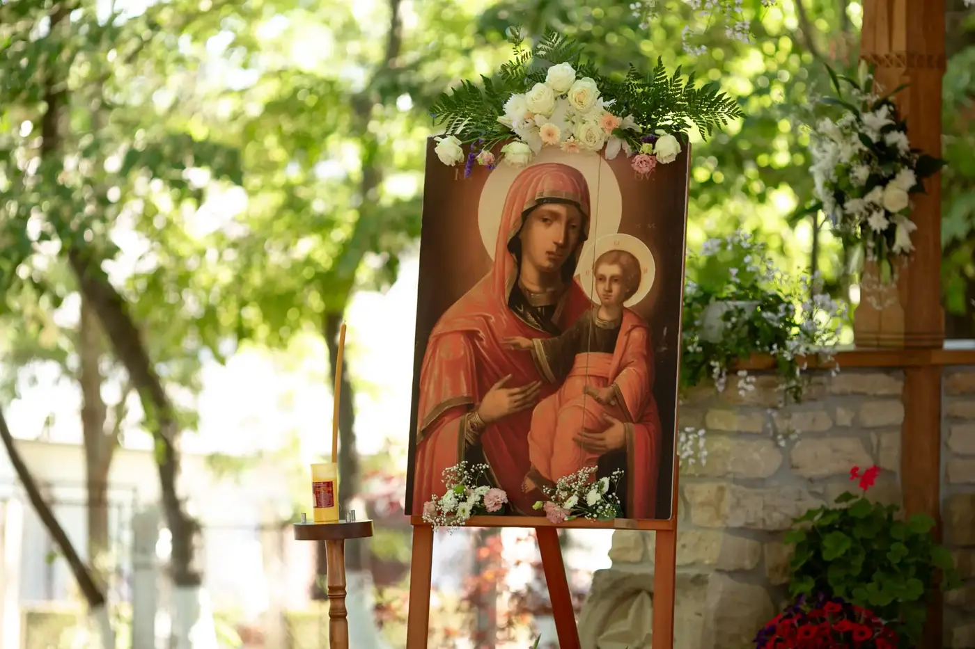 Icoana Prodromița pe șevalet, împodobită cu flori, la hramul mănăstirii